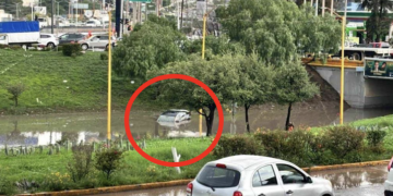 VIDEO| Lluvias provocó caos vial y un auto varado en el desnivel de la glorieta del Real Inn